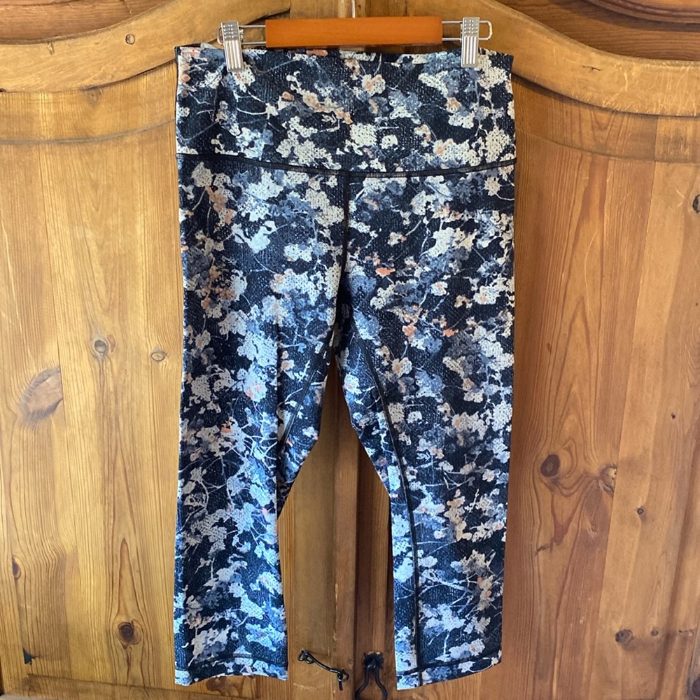 Lululemon Crop Leggings in Like New Condition. No tags.